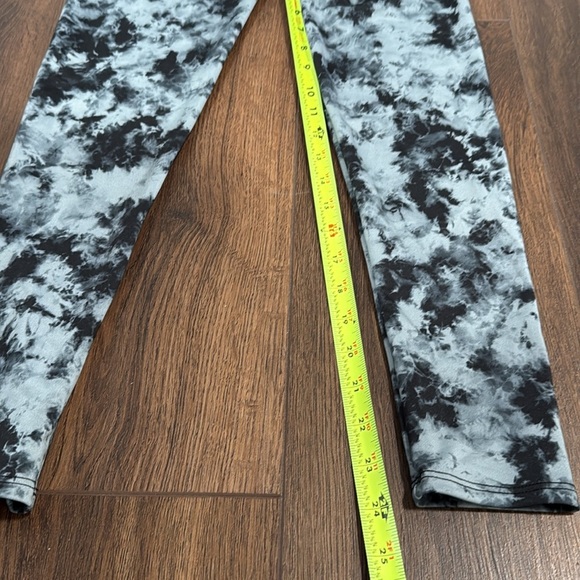 Onzie Grey Black 24” Leggings XS Athleisure Yoga Luxury Quick Dry High Waist - Picture 5 of 6